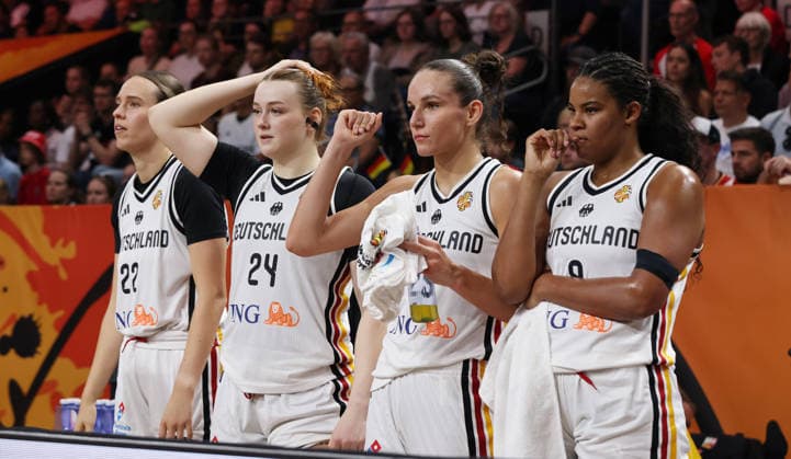 Emily Bessoir, Lina Sontag, Clara Bielefeld, Nyara Sabally, Spielerinnen fiebern mit auf der Bank Basketball FIBA World Cup Weltmeisterschaft Frauen WM Saison 2026 2027 05.09.2026 DBB Deutschland GER vs Japan JPN