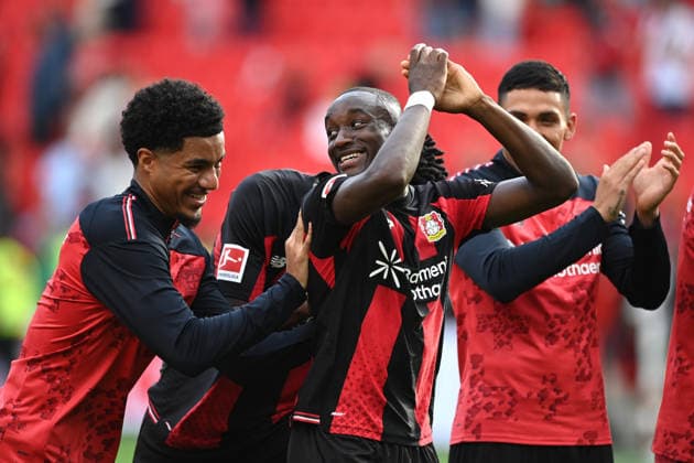 Schlussjubel Bayer Leverkusen, Jubel, jubeln, Freude, cheers, Malik TILLMAN (LEV) und Edmond TAPSOBA (LEV) schieben Mussa DIABY (LEV) nach vorn, er wird von den Fans gefeiert, Fussball 1. Bundesliga, 2.Spieltag, matchday2, Bayer Leverkusen (LEV) - 1. FC Union Berlin (UB) 4-0 am 18.04.2026 in Leverkusen Deutschland. DFL regulations prohibit any use of photographs as image sequences and or quasi-video Â *** Bayer Leverkusen s victory celebration, celebration, cheering, joy, cheers; Malik TILLMAN (LEV) and Edmond TAPSOBA (LEV) push Mussa DIABY (LEV) forward as he is celebrated by the fans; Soccer, Bundesliga 1, Matchday 2, matchday2, Bayer Leverkusen LEV 1 FC Union Berlin UB 4–0 on April 18, 2026, in Leverkusen, Germany. DFL regulations prohibit any use of photographs as image sequences and or quasi-video.
