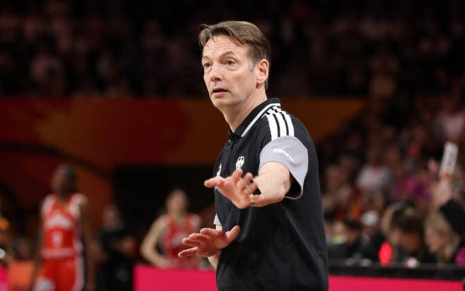 Bundestrainer Olaf Lange gibt Anweisungen Aktion Oberkörper Basketball FIBA World Cup Weltmeisterschaft Frauen WM Saison 2026 2027 05.09.2026 DBB Deutschland GER vs Japan JPN