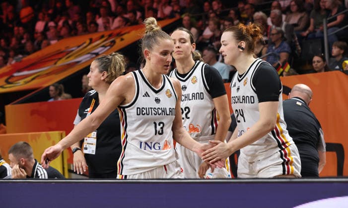 Leonie Fiebich klatscht ab mit Lina Sontag Aktion Oberkörper Basketball FIBA World Cup Weltmeisterschaft Frauen WM Saison 2026 2027 05.09.2026 DBB Deutschland GER vs Japan JPN