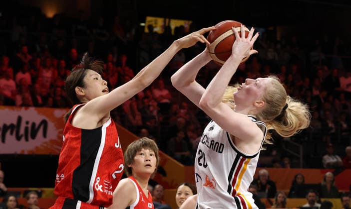 Norika Konno, Frieda Bühner am Ball Zweikampf Spielszene Aktion Basketball FIBA World Cup Weltmeisterschaft Frauen WM Saison 2026 2027 05.09.2026 DBB Deutschland GER vs Japan JPN