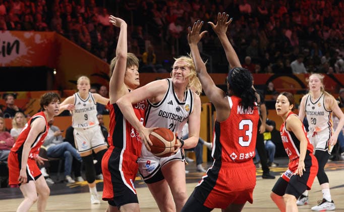 Maki Takada, Marie Guelich am Ball, Stephanie Mawuli Zweikampf Spielszene Aktion Basketball FIBA World Cup Weltmeisterschaft Frauen WM Saison 2026 2027 05.09.2026 DBB Deutschland GER vs Japan JPN