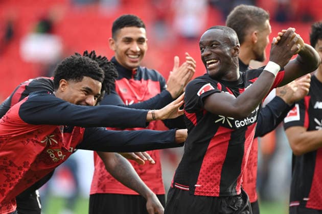 Schlussjubel Bayer Leverkusen, Jubel, jubeln, Freude, cheers, Malik TILLMAN (LEV) und Edmond TAPSOBA (LEV) schieben Mussa DIABY (LEV) nach vorn, er wird von den Fans gefeiert, Fussball 1. Bundesliga, 2.Spieltag, matchday2, Bayer Leverkusen (LEV) - 1. FC Union Berlin (UB) 4-0 am 18.04.2026 in Leverkusen Deutschland. DFL regulations prohibit any use of photographs as image sequences and or quasi-video Â *** Bayer Leverkusen celebrates the winning goal; cheers, celebration, joy; Malik TILLMAN (LEV) and Edmond TAPSOBA (LEV) push Mussa DIABY (LEV) forward; he is celebrated by the fans; Soccer, Bundesliga 1, Matchday 2, matchday2, Bayer Leverkusen LEV 1 FC Union Berlin UB 4–0 on April 18, 2026, in Leverkusen, Germany. DFL regulations prohibit any use of photographs as image sequences and or quasi-video.