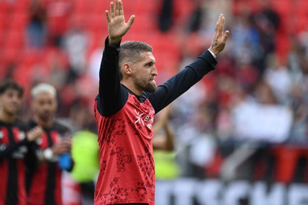 Schlussjubel Bayer Leverkusen, Jubel, jubeln, Freude, cheers, Robert ANDRICH (LEV) wird von den Fans gefeiert, Fussball 1. Bundesliga, 2.Spieltag, matchday2, Bayer Leverkusen (LEV) - 1. FC Union Berlin (UB) 4-0 am 18.04.2026 in Leverkusen Deutschland. DFL regulations prohibit any use of photographs as image sequences and or quasi-video Â *** Bayer Leverkusen s victory celebration, celebration, cheering, joy, cheers, Robert ANDRICH LEV is celebrated by the fans, Soccer 1 Bundesliga, Matchday 2, matchday2, Bayer Leverkusen LEV 1 FC Union Berlin UB 4–0 on April 18, 2026, in Leverkusen, Germany. DFL regulations prohibit any use of photographs as image sequences and or quasi-video.