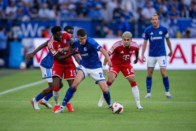 05.09.2026, Fussball, Saison 2026 2027, Bundesliga, FC Schalke 04 - FC Bayern München, Alphonso Davies (FC Bayern München), Dejan Ljubicic (FC Schalke 04), Luis Diaz (FC Bayern München) xRHR-FOTO YYx *** September 5, 2026, Soccer, 2026–2027 Season, Bundesliga, FC Schalke 04 vs. FC Bayern Munich, Alphonso Davies (FC Bayern Munich), Dejan Ljubicic (FC Schalke 04), Luis Diaz (FC Bayern Munich) xRHR PHOTO YYx Copyright: KROEGER RHR-FOTOx RHR-FOTO YY