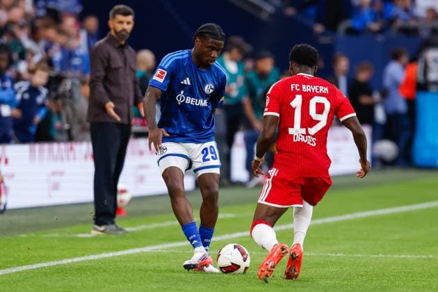 GELSENKIRCHEN - Junior Dina Ebimbe of Schalke 04 and Alphonso Davies of FC Bayern Munich during the Bundesliga match between FC Schalke 04 and FC Bayern Munich at the Veltins-Arena on 5 September 2026 in Gelsenkirchen, Germany. MARCEL TER BALS ANP Bundesliga 2026 27 xVIxANPxSportx xMarcelxterxBalsxIVx 567258314 originalFilename: 567258314.jpg