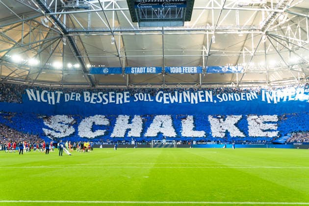 Deutschland: 1. Bundesliga 2026 2027, 2. Spieltag - FC Schalke 04 vs. FC Bayern München - 05.09.2026 - Veltins-Arena (Gelsenkirchen, Nordrhein-Westfalen) Fan-Choreografie Tifo Nicht der bessere soll gewinnen sondern immer Schalke *** Germany Bundesliga 1 2026–2027, Matchday 2: FC Schalke 04 vs. FC Bayern Munich, September 5, 2026, Veltins Arena, Gelsenkirchen, North Rhine-Westphalia. Fan choreography (tifo): May the better team win—but may Schalke always win. Copyright: xCelinaxLeiersx