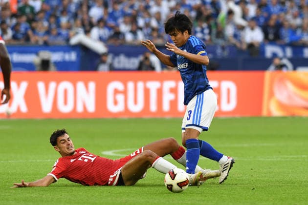 Aleksandar Pavlovic (FC Bayern Muenchen) und Satoshi Tanaka (FC Schalke 04) im Zweikampf waehrend des Spiels der 1. Bundesliga zwischen FC Schalke 04 und FC Bayern Muenchen, Veltins-Arena am 05. September 2026 in Gelsenkirchen, Deutschland. (Foto von Ralf Treese DeFodi Images) +++ Aleksandar Pavlovic (FC Bayern Muenchen) und Satoshi Tanaka (FC Schalke 04) battle for the ball during the Bundesliga match between FC Schalke 04 and FC Bayern Muenchen at Veltins-Arena on September 5, 2026 in Gelsenkirchen, Germany. (Photo by Ralf Treese DeFodi Images) DFB DFL REGULATIONS PROHIBIT ANY USE OF PHOTOGRAPHS AS IMAGE SEQUENCES AND OR QUASI-VIDEO. (Photo by Ralf Treese DeFodi Images) - *** Aleksandar Pavlovic of FC Bayern Munich and Satoshi Tanaka of FC Schalke 04 battle for the ball during the Bundesliga match between FC Schalke 04 and FC Bayern Munich at Veltins Arena on September 5, 2026, in Gelsenkirchen, Germany. Photo by Ralf Treese, DeFodi Images. Aleksandar Pavlovic of FC Bayern Munich and Satoshi Tanaka of FC Schalke 04 battle for the ball during the Bundesliga match between FC Schalke 04 and FC Bayern Munich at Veltins Arena on September 5, 2026 in Gelsenkirchen, Germany. Photo by Ralf Treese, DeFodi Images. DFB and DFL regulations prohibit any use of photographs as image sequences and or quasi-video. Photo by Ralf Treese, DeFodi Images.