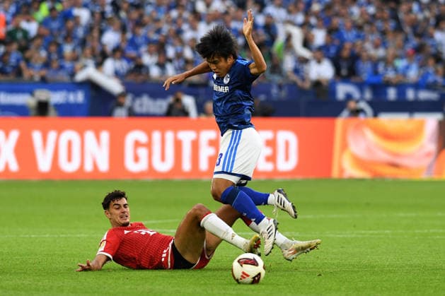 Aleksandar Pavlovic (FC Bayern Muenchen) und Satoshi Tanaka (FC Schalke 04) im Zweikampf waehrend des Spiels der 1. Bundesliga zwischen FC Schalke 04 und FC Bayern Muenchen, Veltins-Arena am 05. September 2026 in Gelsenkirchen, Deutschland. (Foto von Ralf Treese DeFodi Images) +++ Aleksandar Pavlovic (FC Bayern Muenchen) und Satoshi Tanaka (FC Schalke 04) battle for the ball during the Bundesliga match between FC Schalke 04 and FC Bayern Muenchen at Veltins-Arena on September 5, 2026 in Gelsenkirchen, Germany. (Photo by Ralf Treese DeFodi Images) DFB DFL REGULATIONS PROHIBIT ANY USE OF PHOTOGRAPHS AS IMAGE SEQUENCES AND OR QUASI-VIDEO. (Photo by Ralf Treese DeFodi Images) - *** Aleksandar Pavlovic of FC Bayern Munich and Satoshi Tanaka of FC Schalke 04 battle for the ball during the Bundesliga match between FC Schalke 04 and FC Bayern Munich at Veltins Arena on September 5, 2026, in Gelsenkirchen, Germany. Photo by Ralf Treese, DeFodi Images. Aleksandar Pavlovic of FC Bayern Munich and Satoshi Tanaka of FC Schalke 04 battle for the ball during the Bundesliga match between FC Schalke 04 and FC Bayern Munich at Veltins Arena on September 5, 2026 in Gelsenkirchen, Germany. Photo by Ralf Treese, DeFodi Images. DFB and DFL regulations prohibit any use of photographs as image sequences and or quasi-video. Photo by Ralf Treese, DeFodi Images.