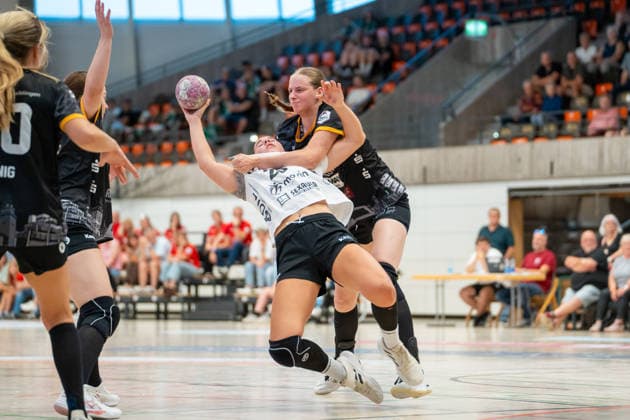 Handball I Frauen I Saison 2026-2027 I 2. Bundesliga I 2. Spieltag I VfL Waiblingen - HSG Freiburg I 05.09.2026 Laura Stiehler (20, HSG Freiburg) vertedigt von Laura Nagy (56, VfL Waiblingen Tigers) Waiblingen Rundsporthalle Baden-Württemberg Deutschland Copyright: xLobeca MaxxPetershansx