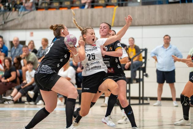 Sport Bilder des Tages Handball I Frauen I Saison 2026-2027 I 2. Bundesliga I 2. Spieltag I VfL Waiblingen - HSG Freiburg I 05.09.2026 Nelli Hautz (25, HSG Freiburg) verteidigt von Kimberly Eileen Gisa (18, VfL Waiblingen Tigers) und Cosima Würdinger (22, VfL Waiblingen Tigers) Waiblingen Rundsporthalle Baden-Württemberg Deutschland Copyright: xLobeca MaxxPetershansx
