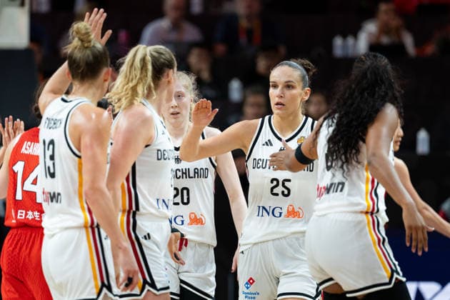 deutsche Mannschaft klatscht ab, Leonie Fiebich (Deutschland, 13), Marie Guelich (Deutschland, 21), Frieda Buhner (Deutschland, 20), Clara Bielefeld (Deutschland, 25) und Nyara Sabally (Deutschland, 08), GER, Deutschland vs. Japan, Basketball, FIBA Women s World Cup 2026, Gruppenphase, Spieltag 2, 05.09.2026 GER, Deutschland vs. Japan, Basketball, FIBA Women s World Cup 2026, Gruppenphase, Spieltag 2, 05.09.2026 Berlin Copyright: xEibner-Pressefoto MaxxVincenx EP_MVN