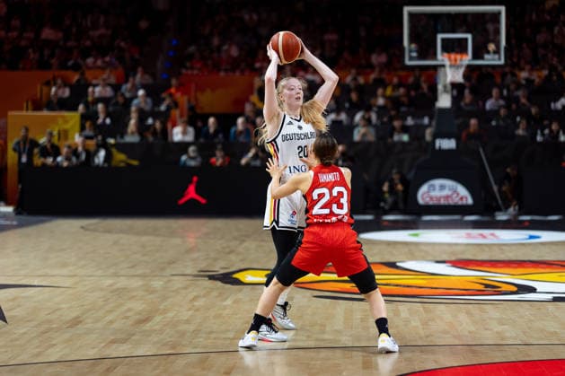 Frieda Buhner (Deutschland, 20) am Ball, Mai Yamamoto (Japan, 23), GER, Deutschland vs. Japan, Basketball, FIBA Women s World Cup 2026, Gruppenphase, Spieltag 2, 05.09.2026 GER, Deutschland vs. Japan, Basketball, FIBA Women s World Cup 2026, Gruppenphase, Spieltag 2, 05.09.2026 Berlin Copyright: xEibner-Pressefoto MaxxVincenx EP_MVN
