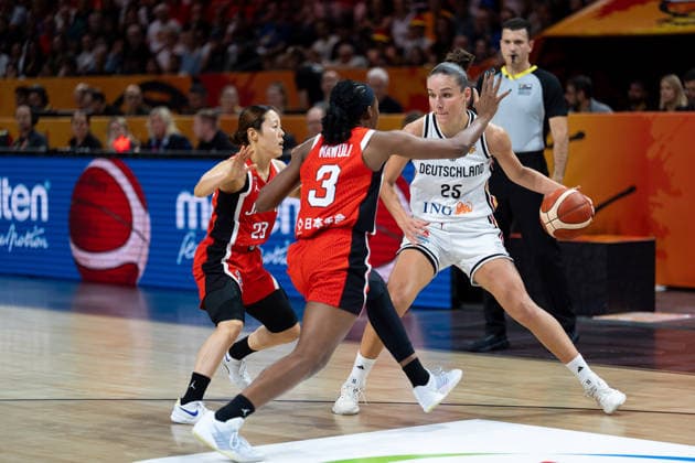 Clara Bielefeld (Deutschland, 25) im Zweikampf, Kampf um den Ball mit Stephanie Mawuli (Japan, 03), GER, Deutschland vs. Japan, Basketball, FIBA Women s World Cup 2026, Gruppenphase, Spieltag 2, 05.09.2026 GER, Deutschland vs. Japan, Basketball, FIBA Women s World Cup 2026, Gruppenphase, Spieltag 2, 05.09.2026 Berlin Copyright: xEibner-Pressefoto MaxxVincenx EP_MVN