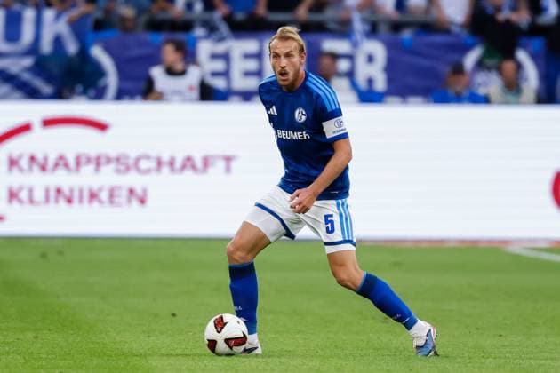 GELSENKIRCHEN - Timo Becker of Schalke 04 controls the ball during the Bundesliga match between FC Schalke 04 and FC Bayern Munich at the Veltins-Arena on 5 September 2026 in Gelsenkirchen, Germany. MARCEL TER BALS ANP Bundesliga 2026 27 xVIxANPxSportx xMarcelxterxBalsxIVx 567258955 originalFilename: 567258955.jpg