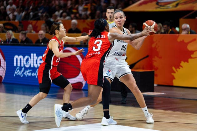 Clara Bielefeld (Deutschland, 25) im Zweikampf, Kampf um den Ball mit Stephanie Mawuli (Japan, 03), GER, Deutschland vs. Japan, Basketball, FIBA Women s World Cup 2026, Gruppenphase, Spieltag 2, 05.09.2026 GER, Deutschland vs. Japan, Basketball, FIBA Women s World Cup 2026, Gruppenphase, Spieltag 2, 05.09.2026 Berlin Copyright: xEibner-Pressefoto MaxxVincenx EP_MVN