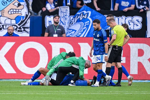 05.09.2026, Fussball, Saison 2026 2027, Bundesliga, FC Schalke 04 - FC Bayern München, Nikola Katic (FC Schalke 04) liegt am Boden und wird behandelt, xRHR-FOTO YYx *** September 5, 2026, Soccer, 2026–2027 Season, Bundesliga, FC Schalke 04 vs. FC Bayern Munich, Nikola Katic of FC Schalke 04 is lying on the ground and receiving treatment, xRHR PHOTO YYx Copyright: KROEGER RHR-FOTOx RHR-FOTO YY