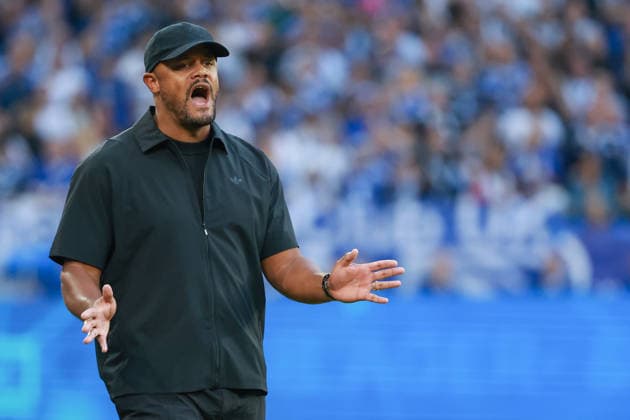 1. Bundesliga - FC Schalke 04 - FC Bayern München am 05.09.2026 in der Veltins-Arena auf Schalke Trainer Vincent Kompany (Muenchen) gestikuliert *** 1 Bundesliga: FC Schalke 04 vs. FC Bayern Munich on September 5, 2026, at the Veltins Arena in Schalke; Coach Vincent Kompany of Munich gestures MH