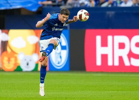 Robin Gosens (FC Schalke 04, 8) koepft den Ball. GER, FC Schalke 04 vs FC Bayern Muenchen, 1. Bundesliga, 2. Spieltag, Saison 2026-27, VELTINS-Arena, Gelsenkirchen, 05.09.2026 DFL REGULATIONS PROHIBIT ANY USE OF PHOTOGRAPHS AS IMAGE SEQUENCES AND OR QUASI-VIDEO GER, FC Schalke 04 vs FC Bayern Muenchen, 1. Bundesliga, 2. Spieltag, Saison 2026-27, 05.09.2026 Gelsenkirchen *** Robin Gosens, FC Schalke 04, 8, heads the ball (GER), FC Schalke 04 vs. FC Bayern Munich, Bundesliga 1, Matchday 2, 2026–27 season, VELTINS Arena, Gelsenkirchen, September 5, 2026 DFL regulations prohibit any use of photographs as image sequences and or quasi-video GER, FC Schalke 04 vs. FC Bayern Munich, Bundesliga 1, Matchday 2, 2026–27 Season, September 5, 2026, Gelsenkirchen Copyright: xEibner-Pressefoto ScottxColemanx EP_SCN