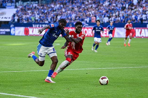05.09.2026, Fussball, Saison 2026 2027, Bundesliga, FC Schalke 04 - FC Bayern München, Junior Dina Ebimbe (FC Schalke 04), Alphonso Davies (FC Bayern München) xRHR-FOTO YYx *** September 5, 2026, Soccer, 2026–2027 Season, Bundesliga, FC Schalke 04 vs. FC Bayern Munich, Junior Dina Ebimbe (FC Schalke 04), Alphonso Davies (FC Bayern Munich) xRHR PHOTO YYx Copyright: KROEGER RHR-FOTOx RHR-FOTO YY