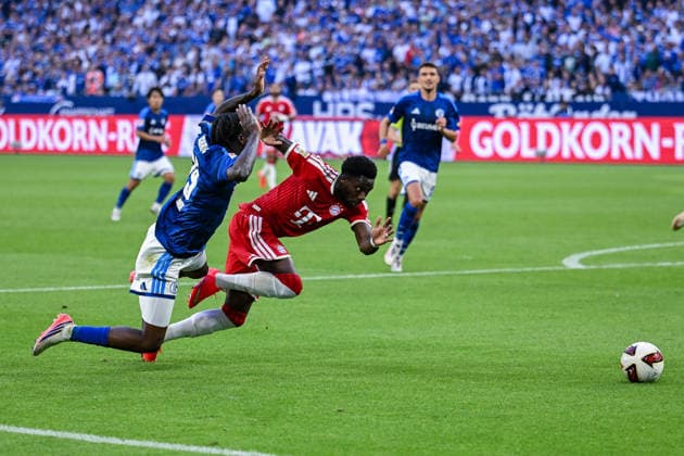 05.09.2026, Fussball, Saison 2026 2027, Bundesliga, FC Schalke 04 - FC Bayern München, Junior Dina Ebimbe (FC Schalke 04), Alphonso Davies (FC Bayern München) xRHR-FOTO YYx *** September 5, 2026, Soccer, 2026–2027 Season, Bundesliga, FC Schalke 04 vs. FC Bayern Munich, Junior Dina Ebimbe (FC Schalke 04), Alphonso Davies (FC Bayern Munich) xRHR PHOTO YYx Copyright: KROEGER RHR-FOTOx RHR-FOTO YY