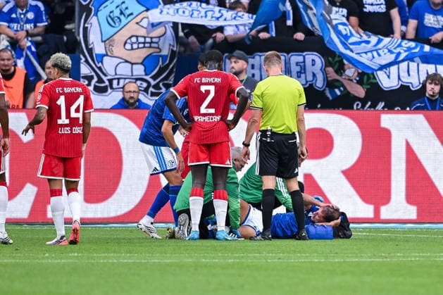 05.09.2026, Fussball, Saison 2026 2027, Bundesliga, FC Schalke 04 - FC Bayern München, Nikola Katic (FC Schalke 04) liegt am Boden und wird behandelt, xRHR-FOTO YYx *** September 5, 2026, Soccer, 2026–2027 Season, Bundesliga, FC Schalke 04 vs. FC Bayern Munich, Nikola Katic of FC Schalke 04 is lying on the ground and receiving treatment, xRHR PHOTO YYx Copyright: KROEGER RHR-FOTOx RHR-FOTO YY