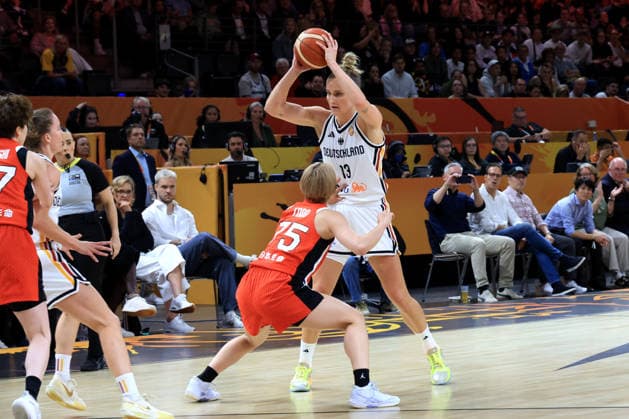 05.09.2026, GER, Basketball, Frauen , Basketball-WM, 2026, 1. Spieltag, Deutschland vs. Japan Leonie Fiebich ( Deutschland 13 ), Nanako Todo ( Japan 75 ) Berlin Max-Schmeling-Halle Berlin Deutschland Copyright: xNordphotox xEnglerx