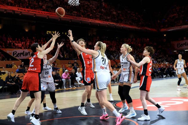 05.09.2026, GER, Basketball, Frauen , Basketball-WM, 2026, 1. Spieltag, Deutschland vs. Japan Frieda Buehner ( Deutschland 20 ), Marie Guelich ( Deutschland 21 ), Stephanie Mawuli ( Japan 3 ), Norika Konno ( Japan 2 ) Berlin Max-Schmeling-Halle Berlin Deutschland Copyright: xNordphotox xEnglerx
