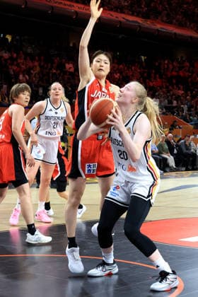 05.09.2026, GER, Basketball, Frauen , Basketball-WM, 2026, 1. Spieltag, Deutschland vs. Japan Frieda Buehner ( Deutschland 20 ), Ramu Tokashiki ( Japan 10 ) Berlin Max-Schmeling-Halle Berlin Deutschland Copyright: xNordphotox xEnglerx