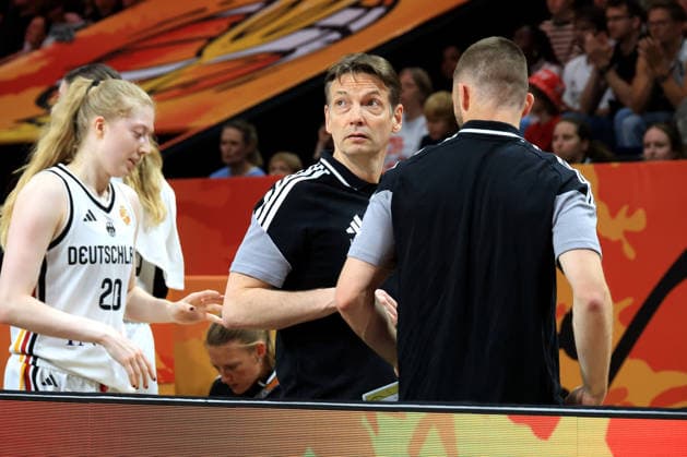 05.09.2026, GER, Basketball, Frauen , Basketball-WM, 2026, 1. Spieltag, Deutschland vs. Japan Head Coach Olaf Lange ( Deutschland ), Frieda Buehner ( Deutschland 20 ) Berlin Max-Schmeling-Halle Berlin Deutschland Copyright: xNordphotox xEnglerx
