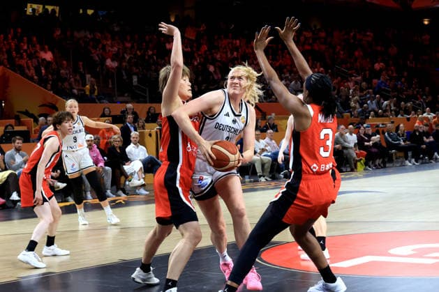 05.09.2026, GER, Basketball, Frauen , Basketball-WM, 2026, 1. Spieltag, Deutschland vs. Japan Frieda Buehner ( Deutschland 20 ), Stephanie Mawuli ( Japan 3 ), Maki Takada ( Japan 8 ) Berlin Max-Schmeling-Halle Berlin Deutschland Copyright: xNordphotox xEnglerx