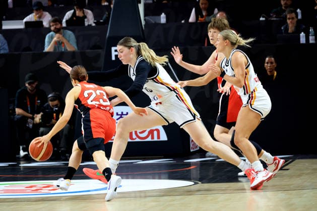 05.09.2026, GER, Basketball, Frauen , Basketball-WM, 2026, 1. Spieltag, Deutschland vs. Japan Luisa Geiselsoder ( Deutschland 15 ), Alexandra Wilke ( Deutschland 3 ), Mai Yamamoto ( Japan 23 ) Berlin Max-Schmeling-Halle Berlin Deutschland Copyright: xNordphotox xEnglerx