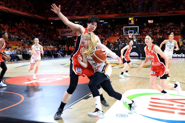 05.09.2026, GER, Basketball, Frauen , Basketball-WM, 2026, 1. Spieltag, Deutschland vs. Japan Frieda Buehner ( Deutschland 20 ), Ramu Tokashiki ( Japan 10 ) Berlin Max-Schmeling-Halle Berlin Deutschland Copyright: xNordphotox xEnglerx