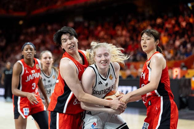Frieda Buhner (Deutschland, 20) im im Zweikampf, Kampf um den Ball mit Ramu Tokashiki (Japan, 10) und Norika Konno (Japan, 02), GER, Deutschland vs. Japan, Basketball, FIBA Women s World Cup 2026, Gruppenphase, Spieltag 2, 05.09.2026 GER, Deutschland vs. Japan, Basketball, FIBA Women s World Cup 2026, Gruppenphase, Spieltag 2, 05.09.2026 Berlin Copyright: xEibner-Pressefoto MaxxVincenx EP_MVN