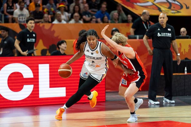 Nyara Sabally (Deutschland, 08) im Dribbling gegen Nanako Todo (Japan, 75), GER, Deutschland vs. Japan, Basketball, FIBA Women s World Cup 2026, Gruppenphase, Spieltag 2, 05.09.2026 GER, Deutschland vs. Japan, Basketball, FIBA Women s World Cup 2026, Gruppenphase, Spieltag 2, 05.09.2026 Berlin Copyright: xEibner-Pressefoto MaxxVincenx EP_MVN