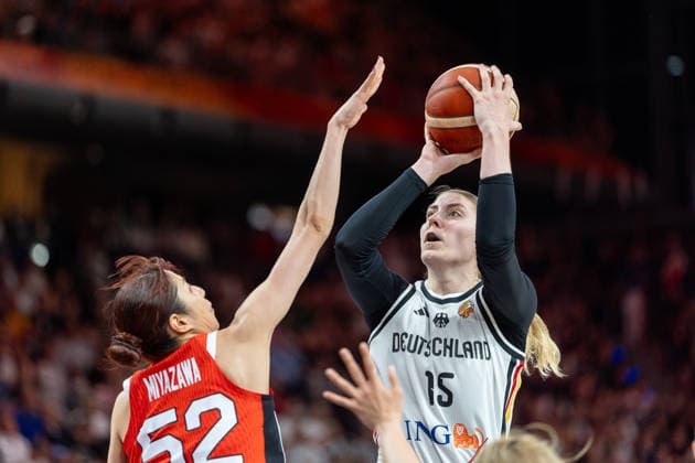 Luisa Geiselsoder (Deutschland, 15) beim Wurf, Yuki Miyazawa (Japan, 52), GER, Deutschland vs. Japan, Basketball, FIBA Women s World Cup 2026, Gruppenphase, Spieltag 2, 05.09.2026 GER, Deutschland vs. Japan, Basketball, FIBA Women s World Cup 2026, Gruppenphase, Spieltag 2, 05.09.2026 Berlin Copyright: xEibner-Pressefoto MaxxVincenx EP_MVN