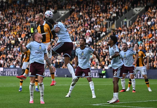 Hull City v Aston Villa Premier League Hull City s Oli McBurnie (2nd left) competes for a high ball during the Premier League match at the MKM Stadium, Hull 05 09 2026 UK Newspapers OUT Copyright: xDanielxHamburyx FIL-23884-0071