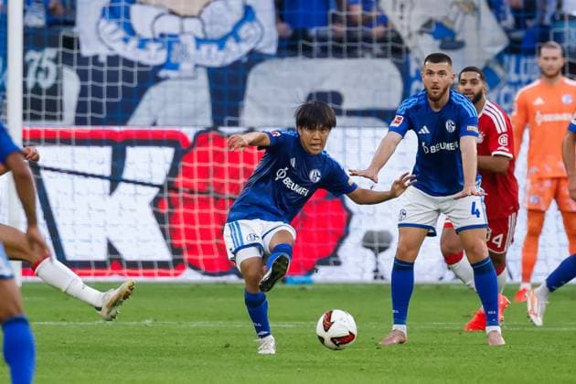 GELSENKIRCHEN - Satoshi Tanaka of Schalke 04 controls the ball during the Bundesliga match between FC Schalke 04 and FC Bayern Munich at the Veltins-Arena on 5 September 2026 in Gelsenkirchen, Germany. MARCEL TER BALS ANP Bundesliga 2026 27 xVIxANPxSportx xMarcelxterxBalsxIVx 567261738 originalFilename: 567261738.jpg
