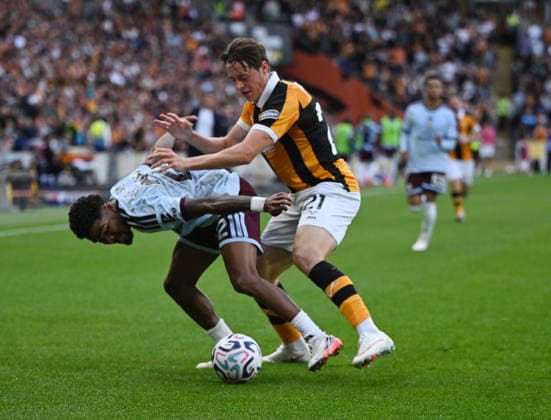 Hull City v Aston Villa Premier League Hull City s Elliot Stroud (right) and Aston Villa s Ian Maatsen battle for the ball during the Premier League match at the MKM Stadium, Hull 05 09 2026 UK Newspapers OUT Copyright: xDanielxHamburyx FIL-23884-0074