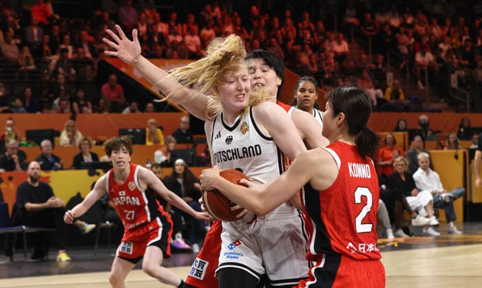 Frieda Bühner am Ball, Norika Konno Zweikampf Spielszene Aktion Basketball FIBA World Cup Weltmeisterschaft Frauen WM Saison 2026 2027 05.09.2026 DBB Deutschland GER vs Japan JPN