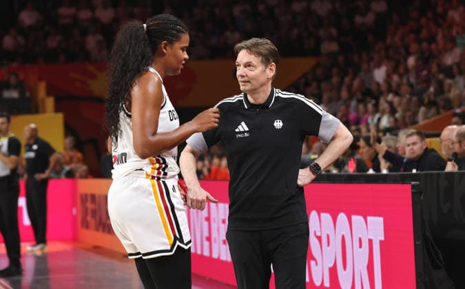 Bundestrainer Olaf Lange redet mit Nyara Sabally Aktion Oberkörper Basketball FIBA World Cup Weltmeisterschaft Frauen WM Saison 2026 2027 05.09.2026 DBB Deutschland GER vs Japan JPN
