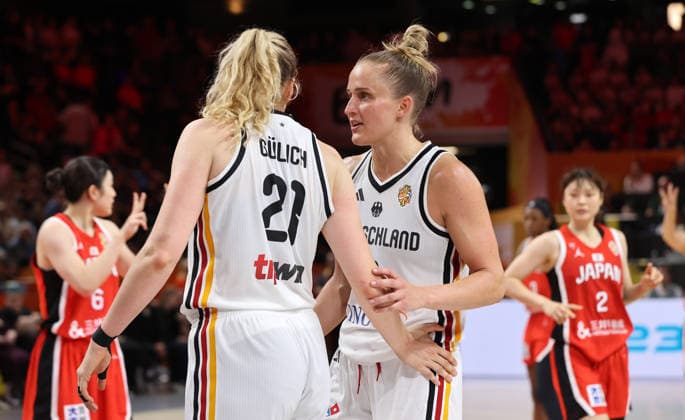 Marie Guelich redet mit Leonie Fiebich Aktion Oberkörper Basketball FIBA World Cup Weltmeisterschaft Frauen WM Saison 2026 2027 05.09.2026 DBB Deutschland GER vs Japan JPN