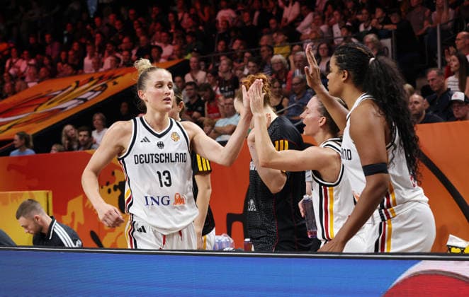 Leonie Fiebich klatscht ab mit Nyara Sabally Aktion Oberkörper Basketball FIBA World Cup Weltmeisterschaft Frauen WM Saison 2026 2027 05.09.2026 DBB Deutschland GER vs Japan JPN