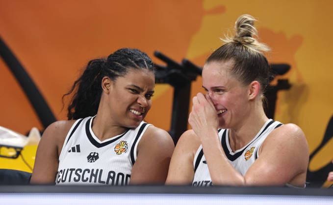 Nyara Sabally redet mit Leonie Fiebich Aktion Oberkörper Basketball FIBA World Cup Weltmeisterschaft Frauen WM Saison 2026 2027 05.09.2026 DBB Deutschland GER vs Japan JPN