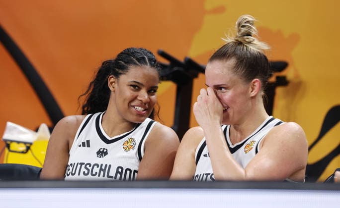 Nyara Sabally redet mit Leonie Fiebich Aktion Oberkörper Basketball FIBA World Cup Weltmeisterschaft Frauen WM Saison 2026 2027 05.09.2026 DBB Deutschland GER vs Japan JPN