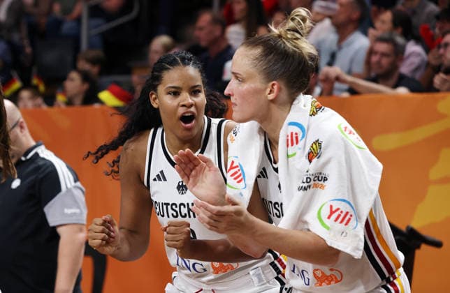 Nyara Sabally und Leonie Fiebich jubeln Aktion Oberkörper Basketball FIBA World Cup Weltmeisterschaft Frauen WM Saison 2026 2027 05.09.2026 DBB Deutschland GER vs Japan JPN