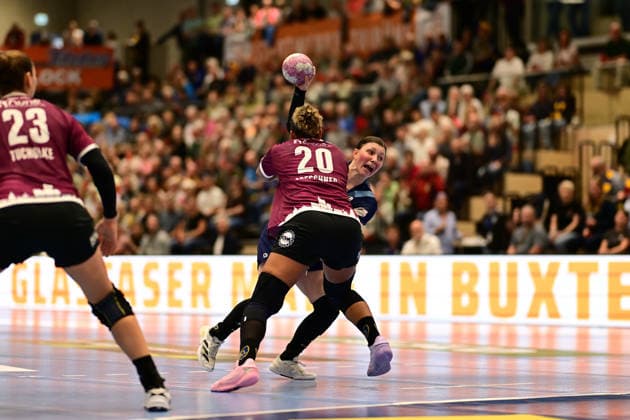 Handball I Frauen I Saison 2026-2027 I Bundesliga I 2. Spieltag I Buxtehuder SV - HC Leipzig I 05.09.2026 Sharleen Juliette Greschner (20, HC Leipzig) Anika Hampel (10, Buxtehuder Sportverein) Buxtehude Halle Nord (Neu) Niedersachsen Deutschland Copyright: xLobeca FelixxWeißbergx