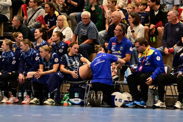 Handball I Frauen I Saison 2026-2027 I Bundesliga I 2. Spieltag I Buxtehuder SV - HC Leipzig I 05.09.2026 Carina Senel (45, Buxtehuder Sportverein) wird behandelt, weil sie sich verletzt hat Buxtehude Halle Nord (Neu) Niedersachsen Deutschland Copyright: xLobeca FelixxWeißbergx