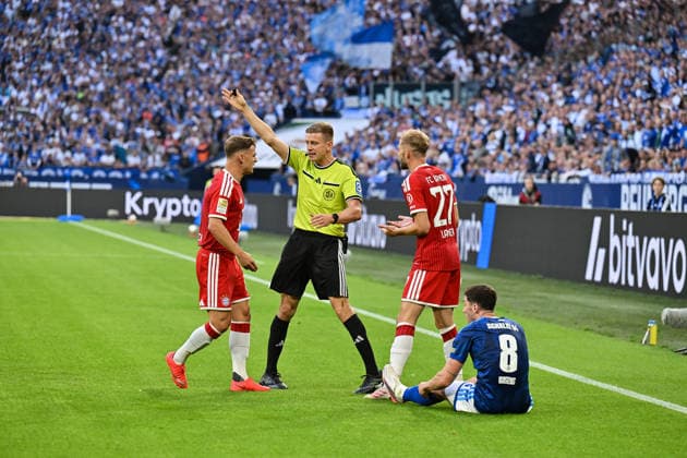 GELSENKIRCHEN, GERMANY; 05. SEPTEMBER: v. l. Joshua KIMMICH (FC Bayern Munich 6), Referee Robert SCHROEDER, Konrad LAIMER (FC Bayern Munich 27) and Robin GOSENS (FC Schalke 8) during the Bundesliga Match between FC Schalke 04 vs. FC Bayern Munich at Matchday 2 at Veltins Arena DFL REGULATIONS PROHIBIT ANY USE OF PHOTOGRAPHS AS IMAGE SEQUENCES AND OR QUASI-VIDEO Copyright: xBEAUTIFULxSPORTS Goldbergx