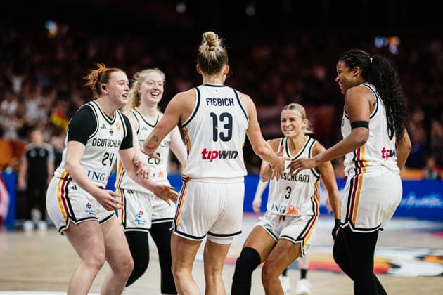 FIBA Women™s Basketball World Cup 2026: Deutschland vs. Japan, 05.09.2026 Das deutsche Team jubelt zu Leonie Fiebich (Deutschland, 13): Basketball, FIBA Women™s Basketball World Cup 2026, Gruppenphase, Gruppe A, 2. Spieltag: Deutschland vs. Japan am 05.09.2026 in der Max-Schmeling-Halle, Berlin Copyright: xBEAUTIFULxSPORTS Tonhäuserx